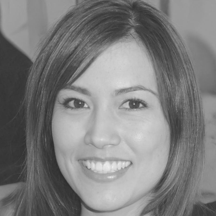 Directora financiera sonriendo en oficina moderna